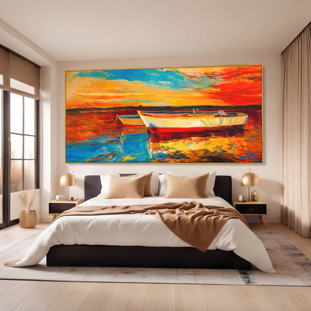 Tablou canvas cu pictura cu barci la apus, in rama de aluminiu auriu, pe perete intr-un dormitor